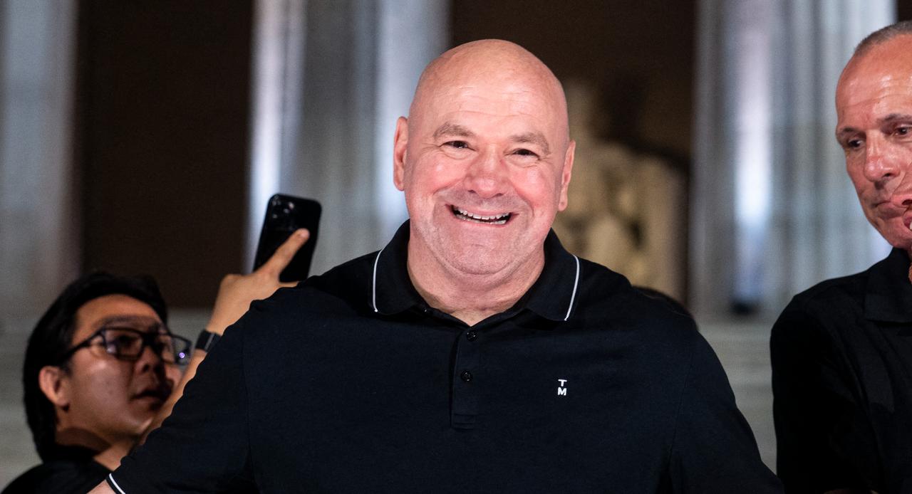 UFC CEO Dana White separates lightweight fighters during a press conference at the White House, Washington, DC. on June 12, 202 (AFP Photo)