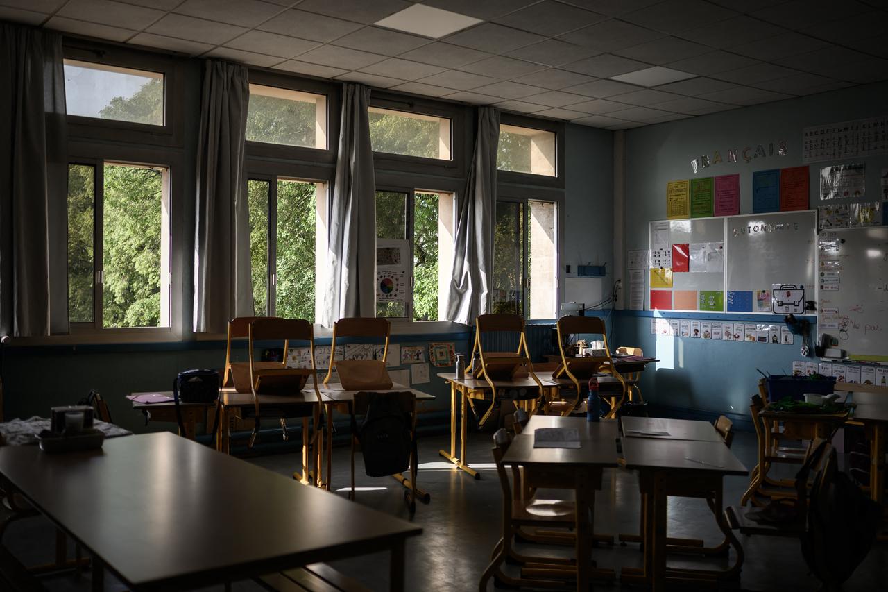 This photograph shows an empty classroom at an elementary school during a heatwave in Bordeaux, France,  on July 1, 2025. (AFP Photo)