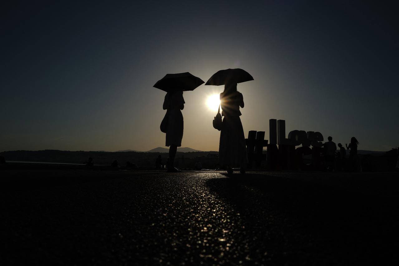 Heat wave grips Europe as temperatures soar past 40 degrees