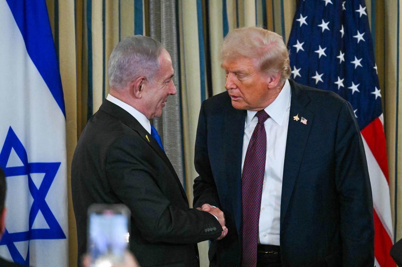 US President Donald Trump and Israeli Prime Minister Benjamin Netanyahu (L) shake hands at the end of a press conference in Washington, DC, Sept. 29, 2025. (AFP Photo)