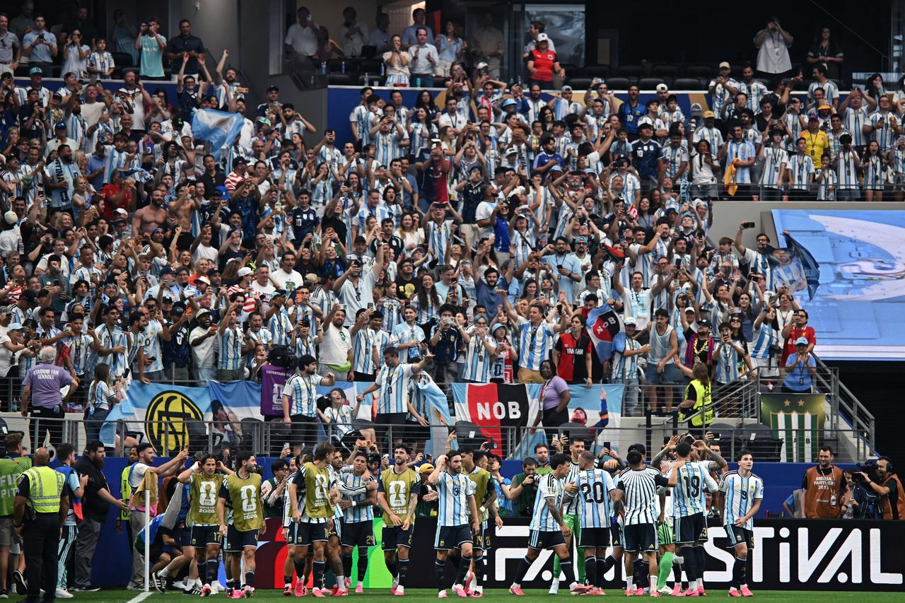 Argentina's players celebrate their second goal during the 2026 World Cup Group J football match between Argentina and Austria at the Dallas Stadium in Arlington on June 22, 2026.  (AFP Photo)