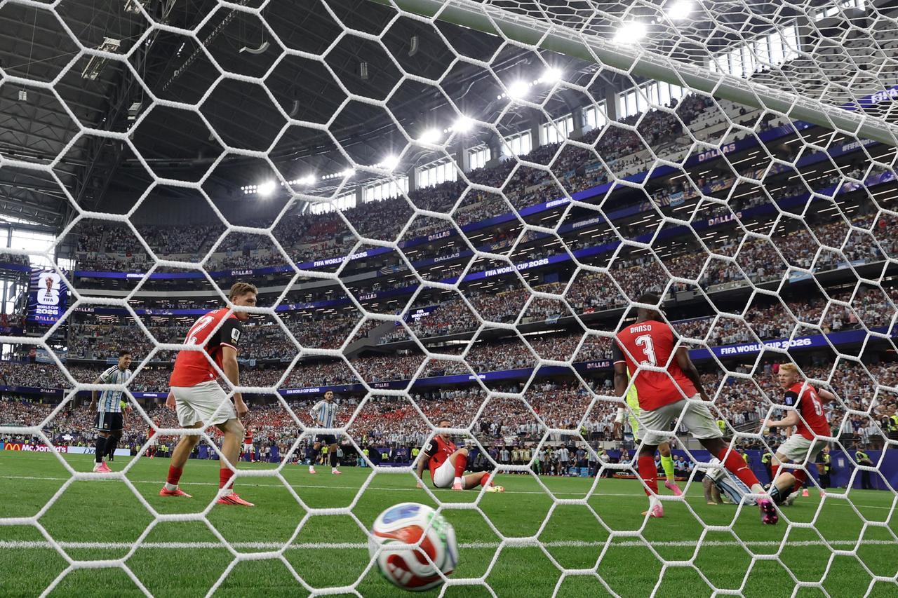 Austria's players concede a second goal during the 2026 World Cup Group J football match between Argentina and Austria at the Dallas Stadium in Arlington on June 22, 2026.  (AFP Photo)