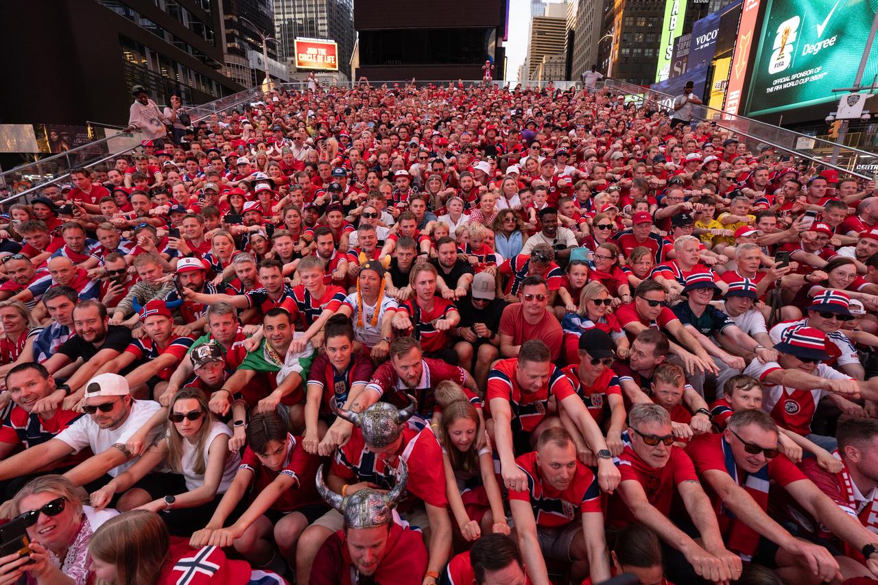 Norwegian fans bring Viking rowing chant to Times Square during World Cup