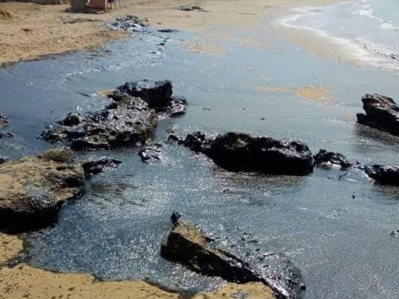 Photo showing a major oil spill in Pakistan's Gwadar. (Photo credit: Pakistan Today)