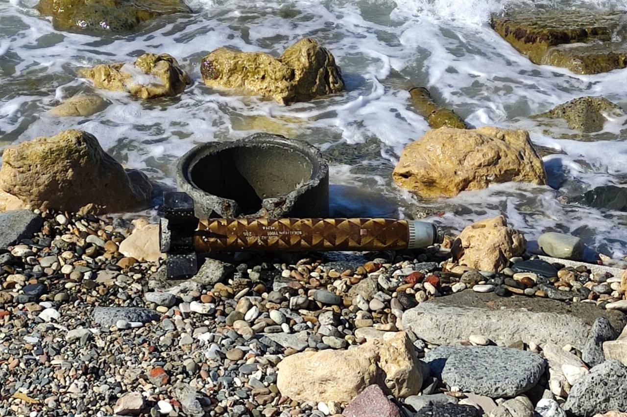 Picnickers discover Russian Pantsir missile parts washed up on Istanbul beach