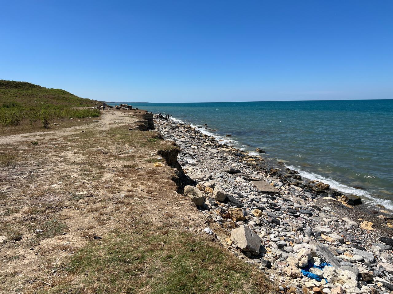 The photo shows the location where picnickers spotted parts of a Russian 57E6 missile booster, used by the Pantsir air defense system, washed ashore on Istanbul's Eyupsultan coast, June 21, 2026. (IHA Photo)
