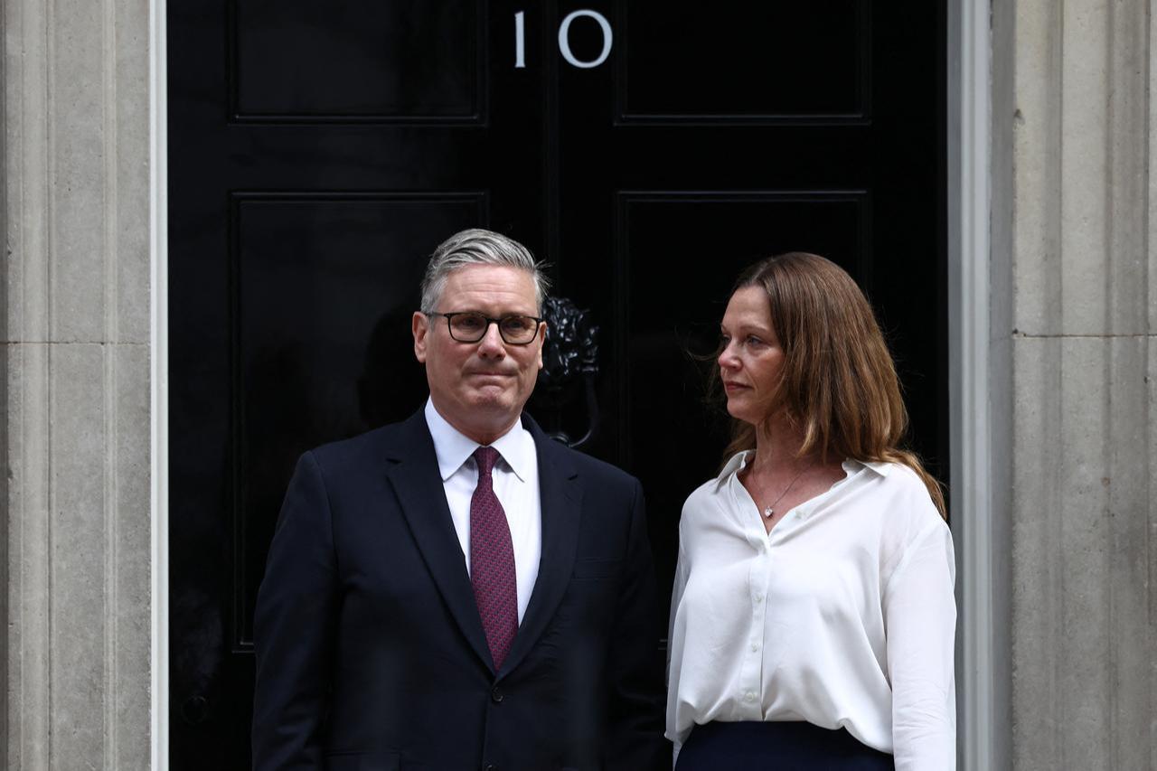 Britain's Prime Minister Keir Starmer poses with his wife Victoria at the door to 10 Downing Street after making a statement on his future outside 10 Downing Street on the morning of June 22, 2026, in London. (AFP Photo)
