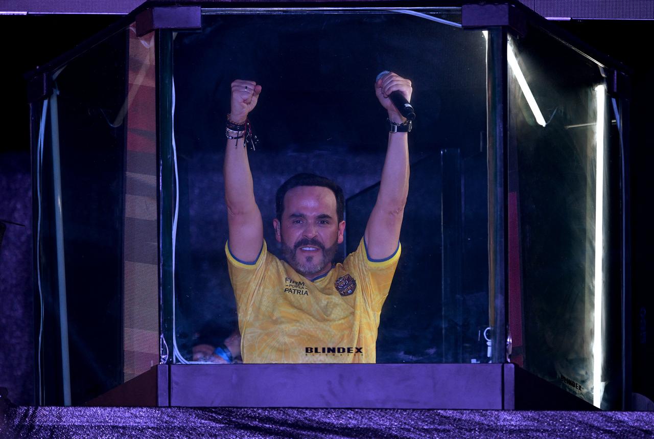 Colombia's presidential candidate for the Defensores de la Patria movement, Abelardo de la Espriella, speaks to supporters from behind a bullet-proof glass following the preliminary results of the presidential runoff election at the Ventana al Mundo monument in Barranquilla, Colombia, June 21, 2026. (AFP Photo)