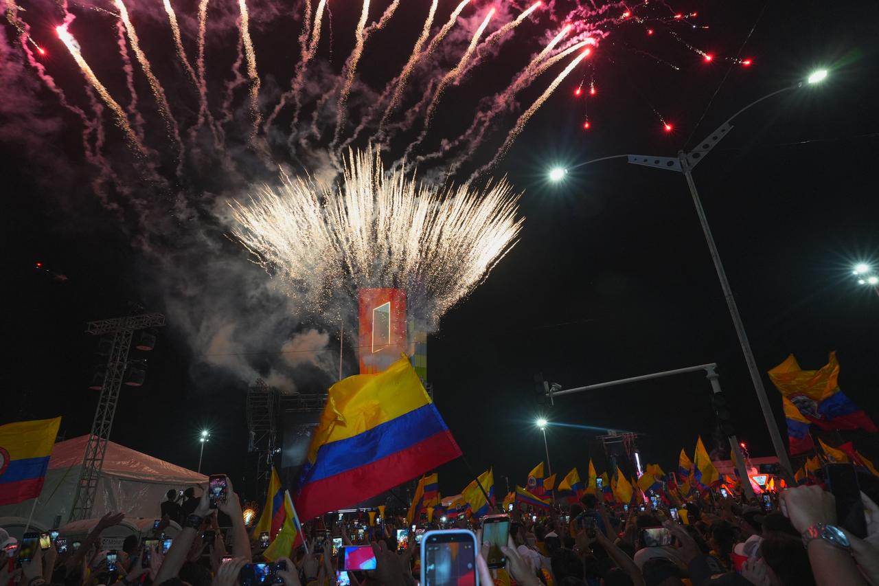 Supporters of Colombia's presidential candidate for the Defensores de la Patria movement Abelardo de la Espriella celebrate the results of the presidential runoff election at the Ventana al Mundo monument in Barranquilla, Colombia, June 21, 2026. (AFP Photo)