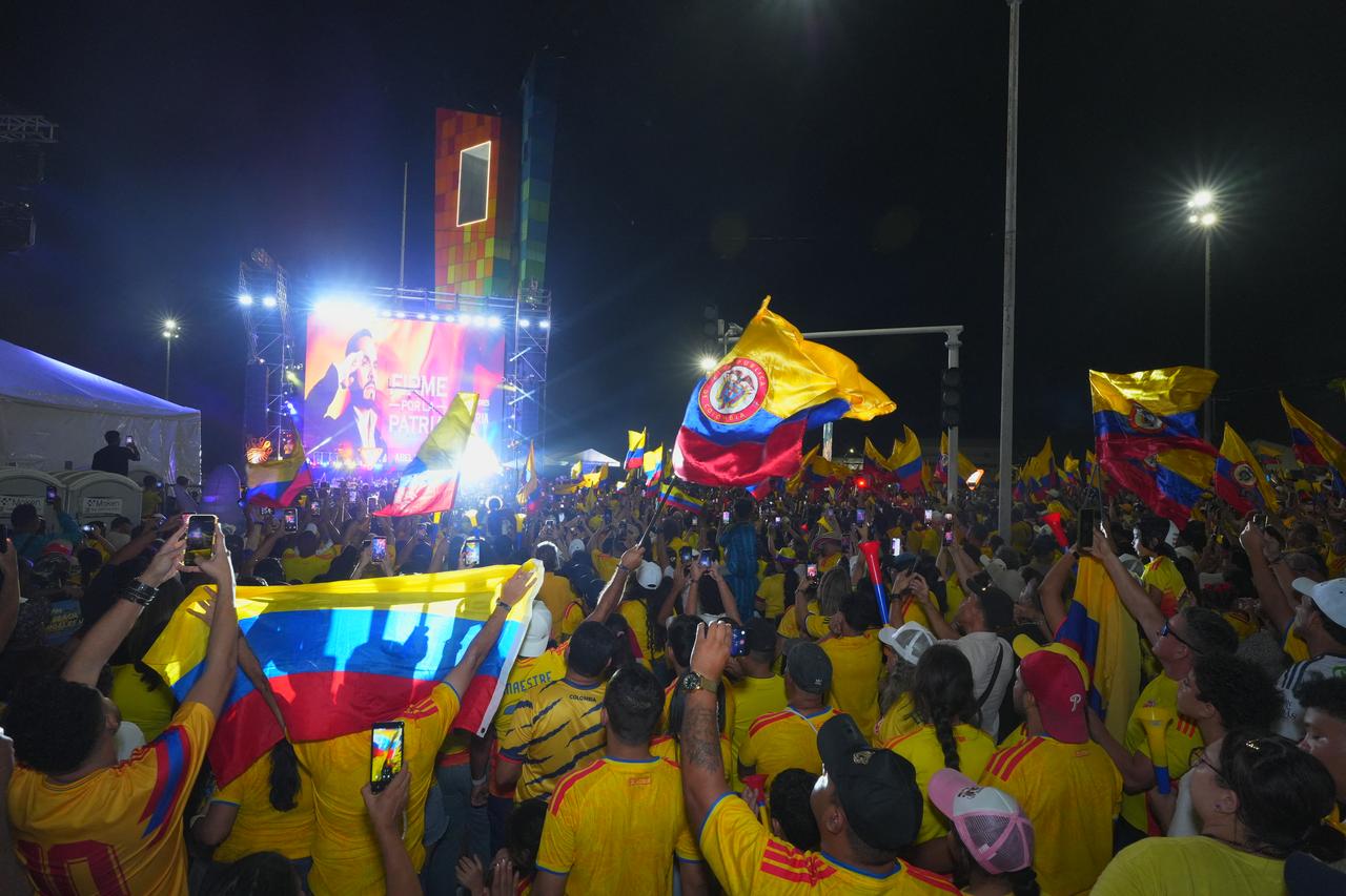 Supporters of Colombia's presidential candidate for the Defensores de la Patria movement Abelardo de la Espriella celebrate the results of the presidential runoff election at the Ventana al Mundo monument in Barranquilla, Colombia, June 21, 2026. (AFP Photo)