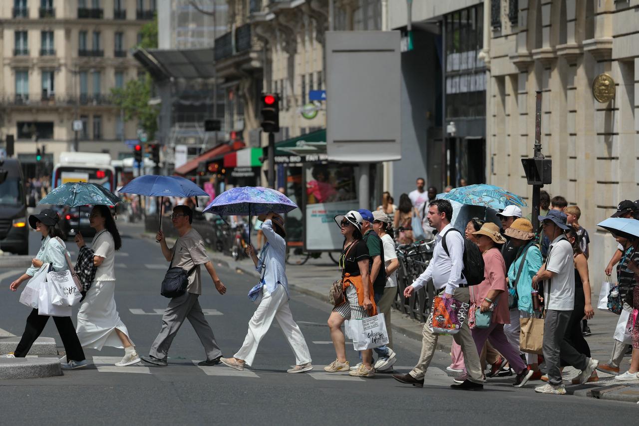 Heat wave tightens grip on Europe, leaving trail of deaths