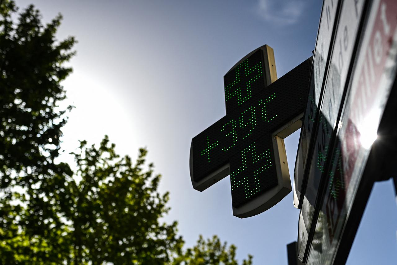 This photograph shows a pharmacy sign displaying the temperature of 39 degrees celsius in Beziers, France, on June 22, 2026 (AFP Photo)