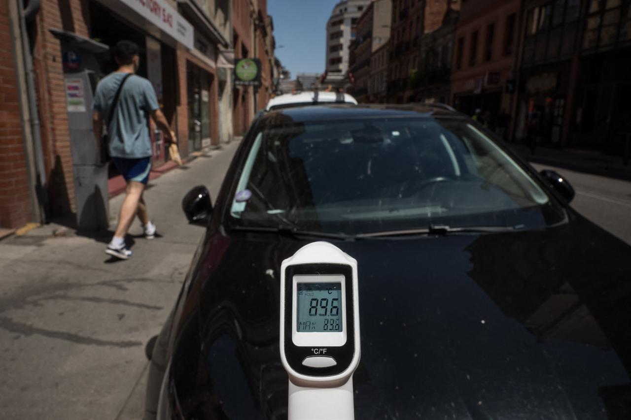 A thermometer shows the temperature of 89.6 degrees Celsius on a black car during a heatwave in Toulouse, France, on June 23, 2026. (AFP Photo)