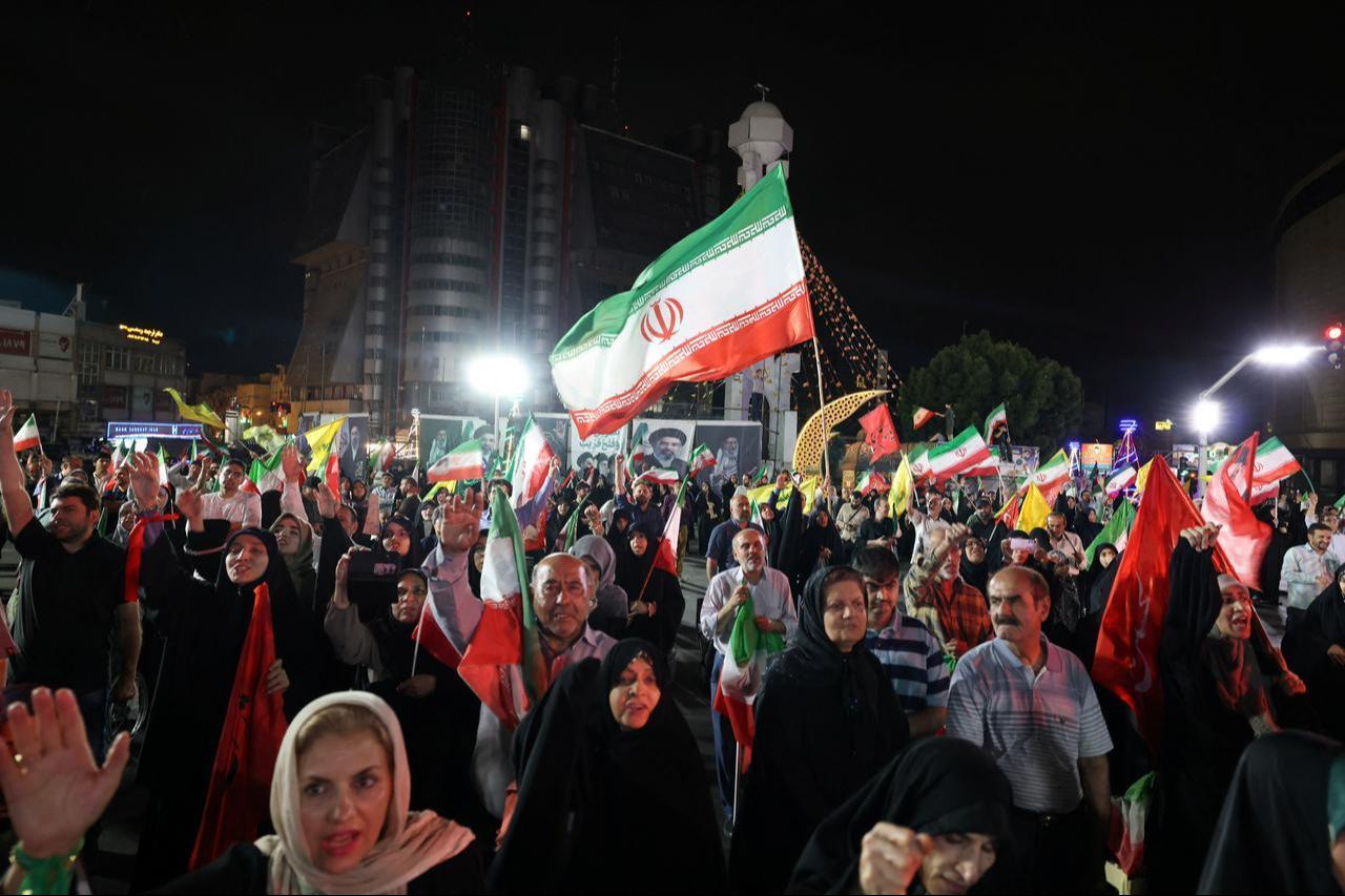 Pro-government Iranian demonstrators wave flags of Iran and Lebanon's Hezbollah movement after Isreali strikes on Beirut's southern suburbs in Tehran on June 7, 2026. (AFP Photo)