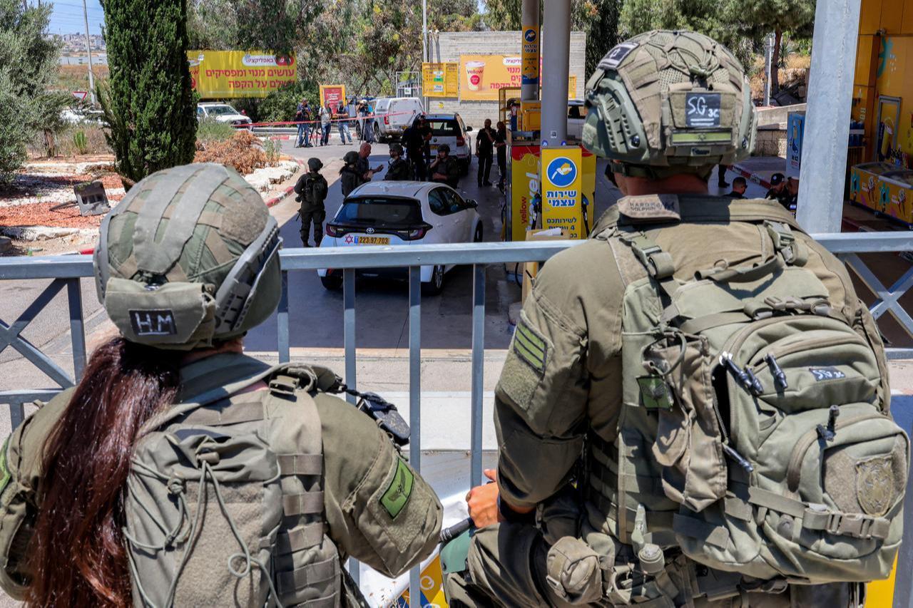 Israeli security forces gather at a petrol station following a suspected shooting attack near the town of Kokhav Yair in central Israel close to the occupied West Bank, June 7, 2026. (AFP Photo)
