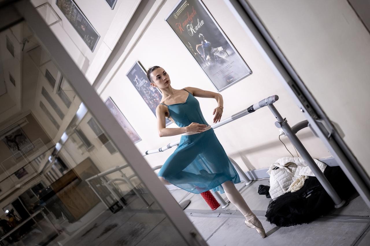 Turkish ballerina Nilay Tahiroglu practices at a ballet studio in Ankara as she prepares to represent Türkiye on the Bolshoi stage in Moscow. (AA Photo)