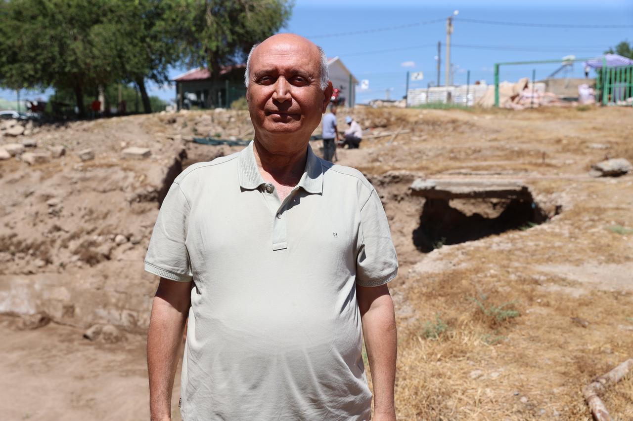 Professor Mehmet Onal, head of the Harran excavation team, stands near the moat area at Harran Selahaddin Eyyubi Castle Palace in Sanliurfa, Türkiye, June 23, 2026. (AA Photo)