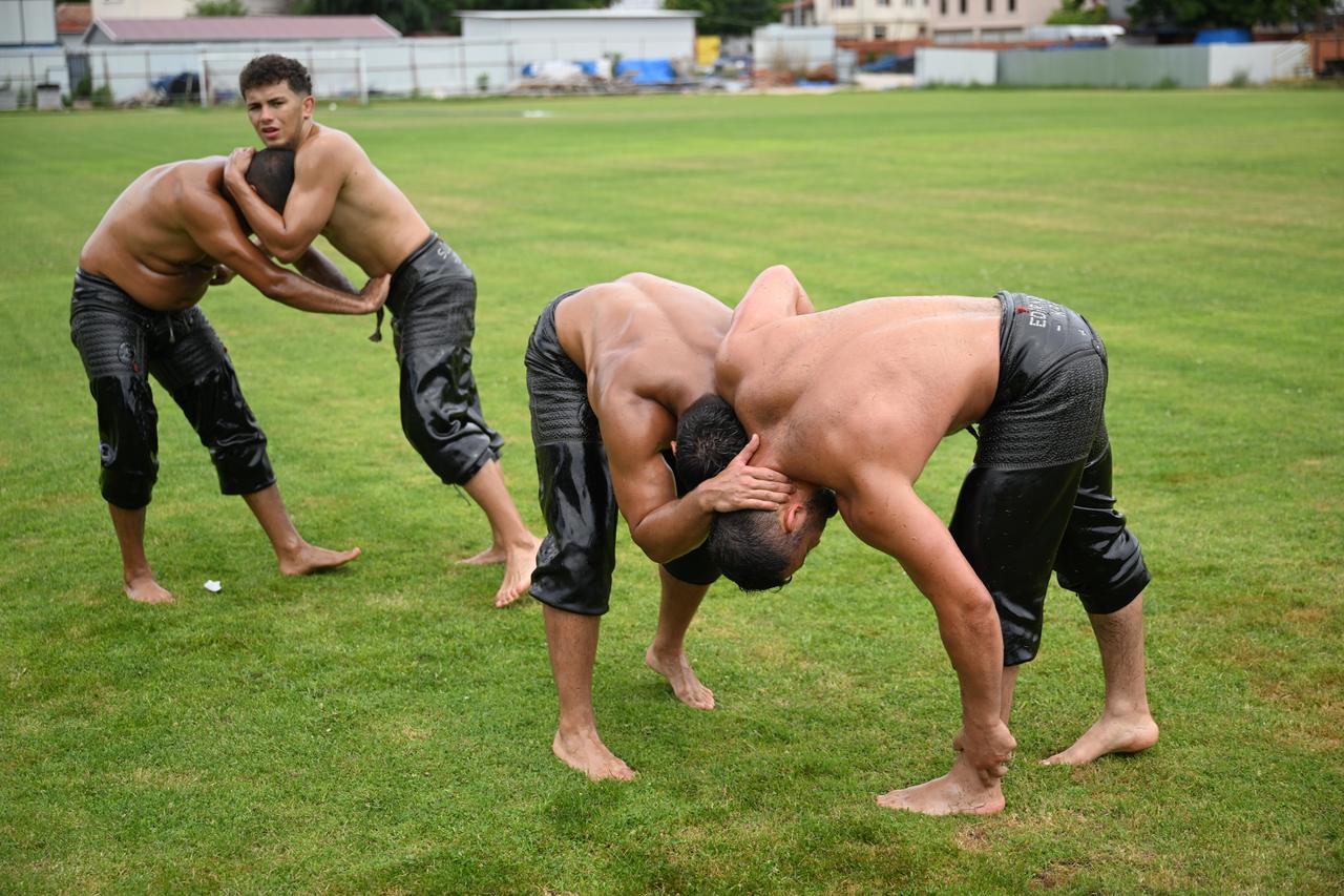 2 tons of oil to grease Türkiye’s oldest oil wrestling championship