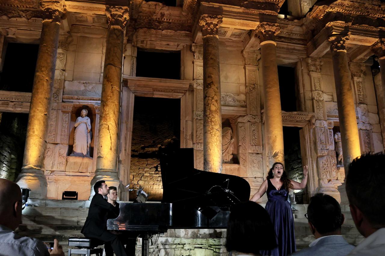 Italian opera fills Ephesus’ historic Celsus Library for Izmir Festival
