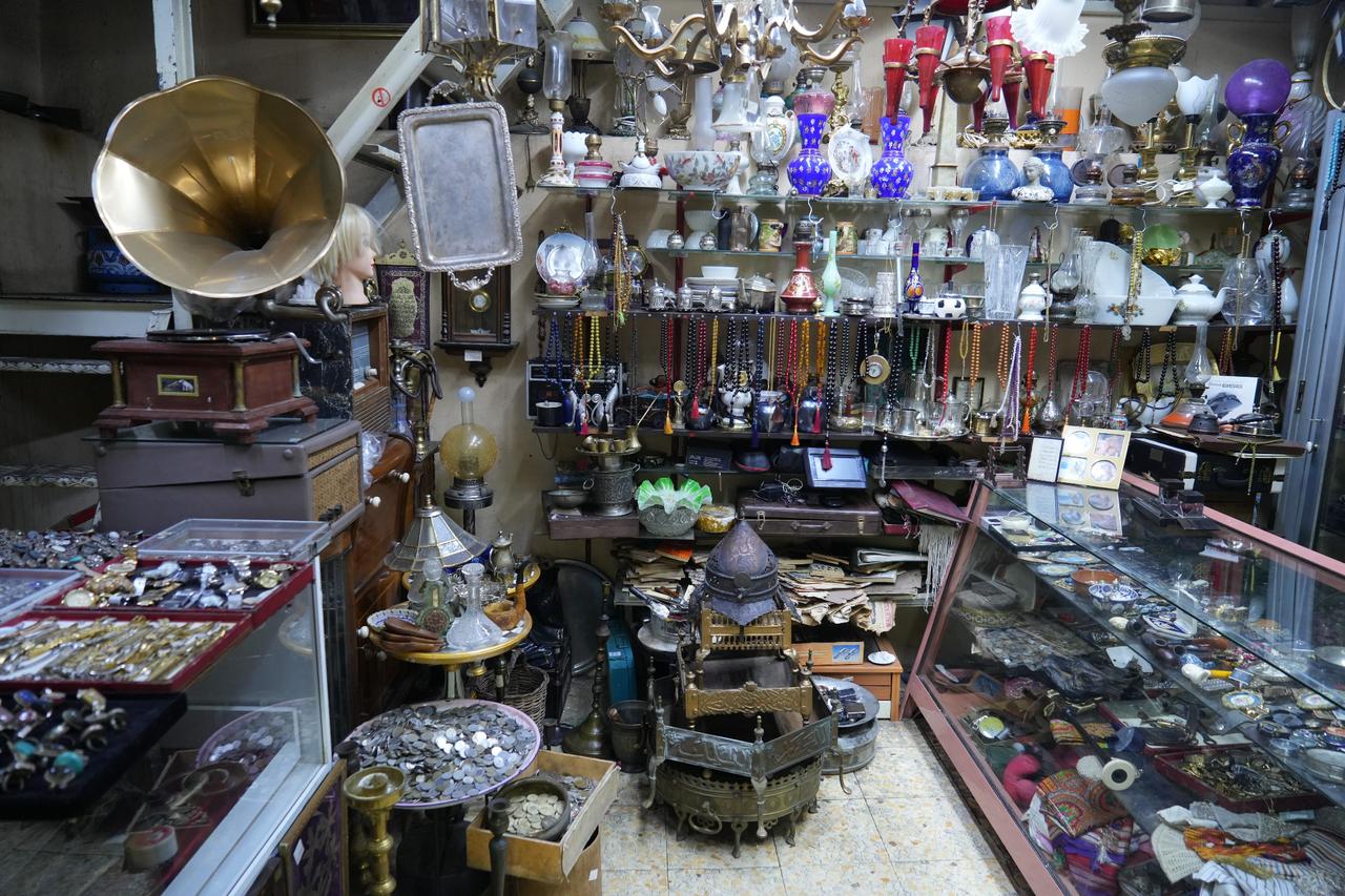 Antique dealer warns buyers in Türkiye as fake antiques spread with rising demand Image