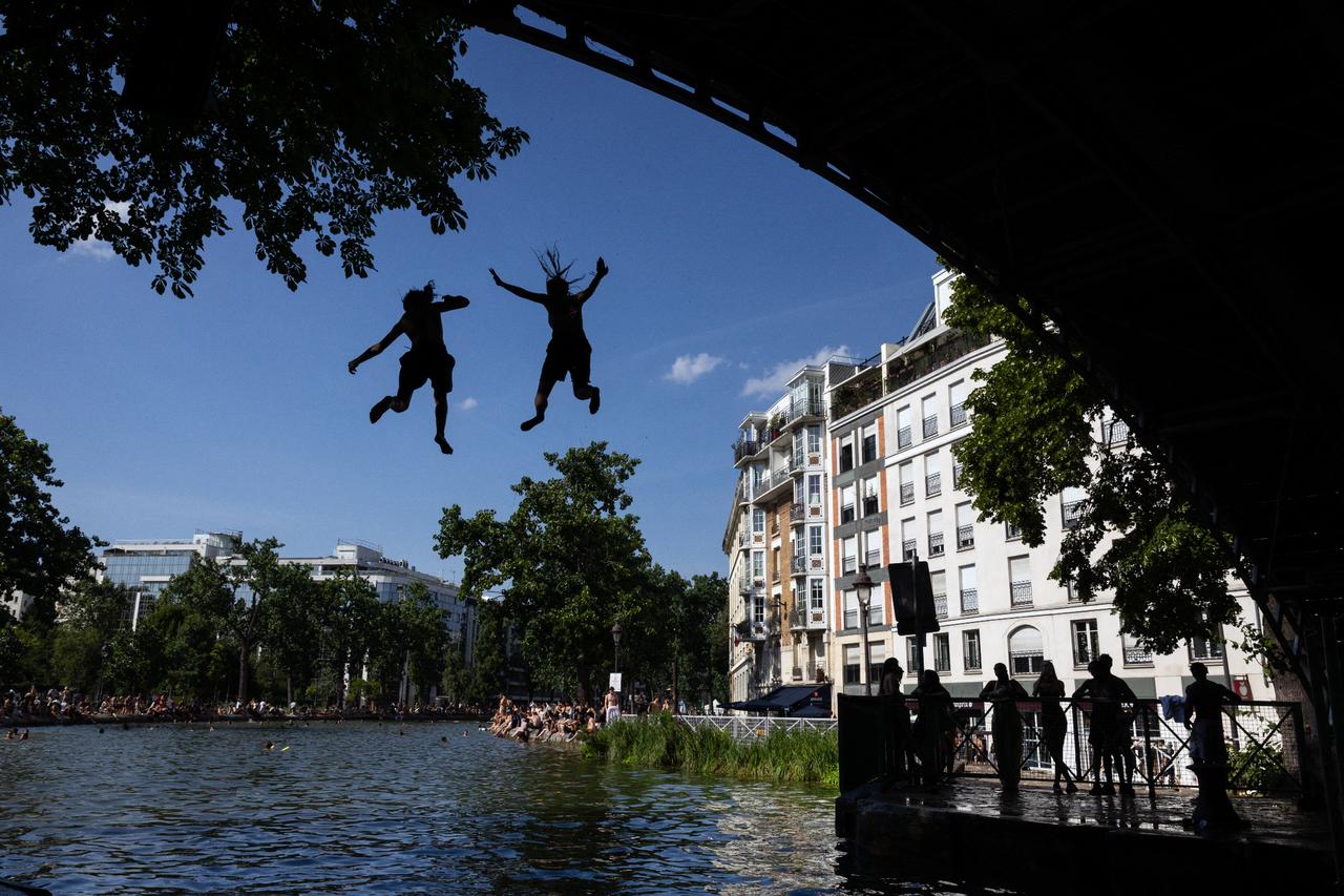 Blackouts, alerts and museum closures as record heat wave grips France