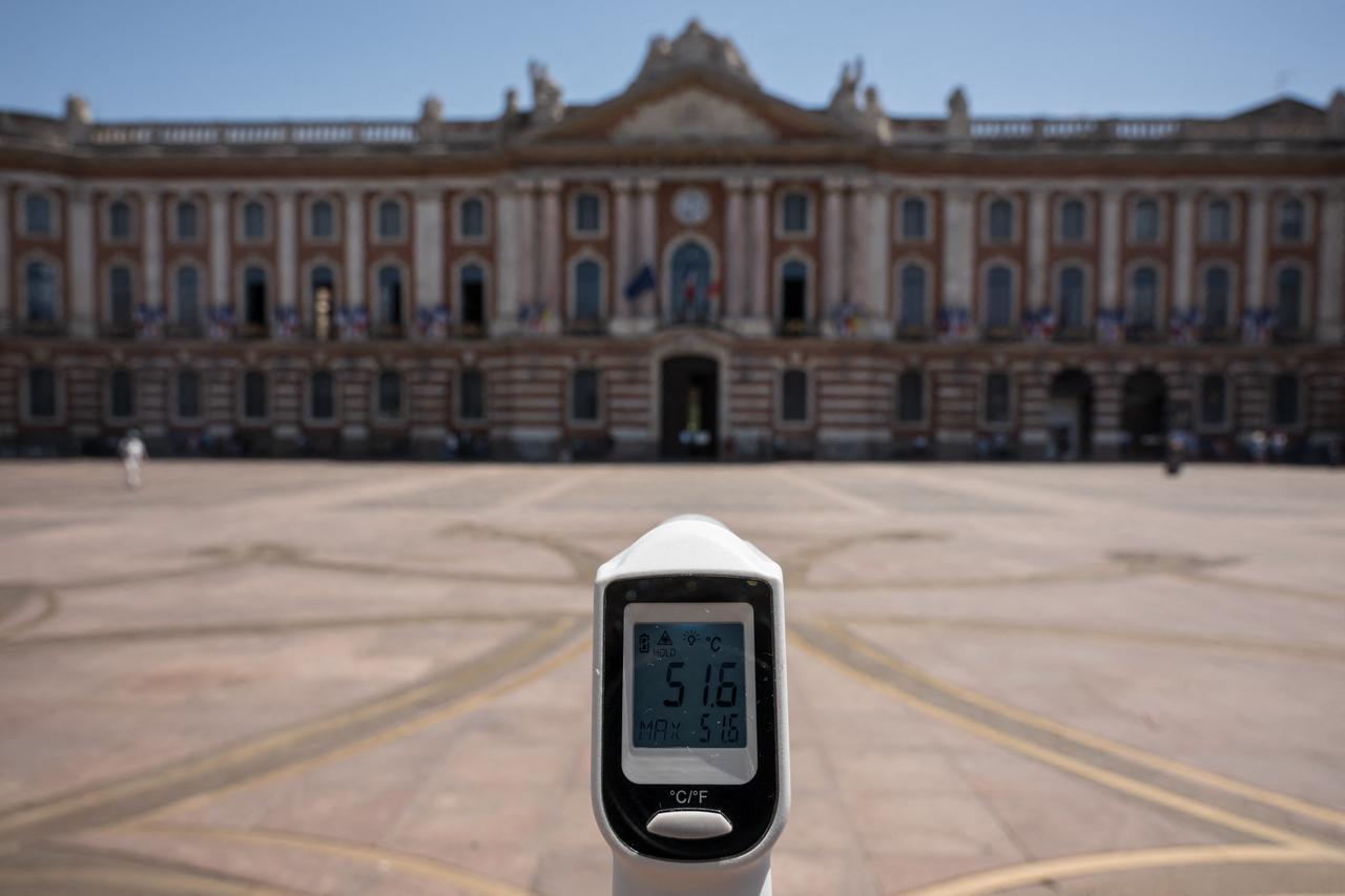 A thermometer shows the temperature of 51.6 degrees Celsius on the pavement covering the ground of the central Capitole square, during a heatwave in Toulouse, June 23, 2026.  (AFP Photo)