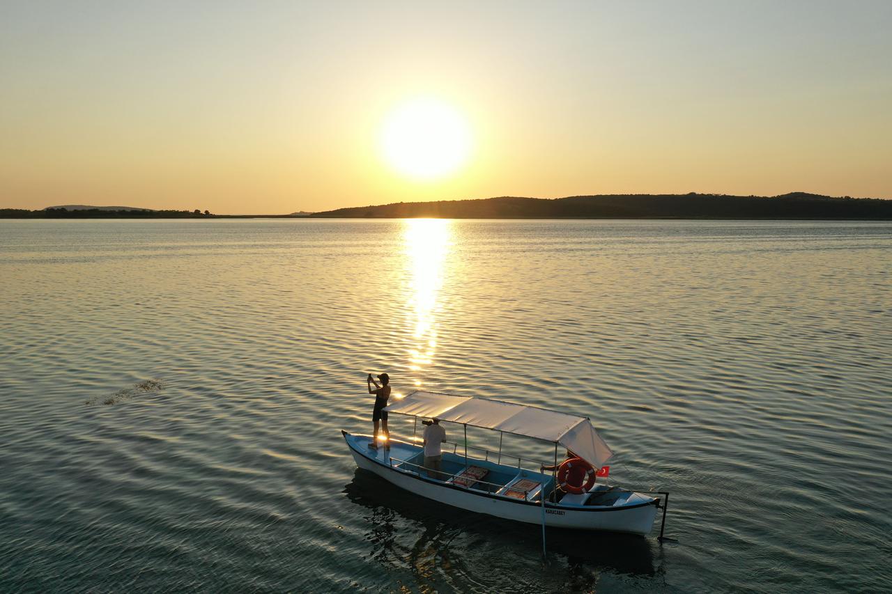A boat moves across the waters of Golyazi in Bursa at sunset, highlighting one of the city's scenic lakeside destinations. (Photo via Ministry of Culture and Tourism)