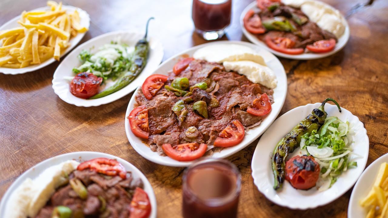 Iskender kebab, one of Bursa's best-known local dishes, is served with tomatoes, grilled peppers, yogurt and pide bread. (Photo via Ministry of Culture and Tourism)