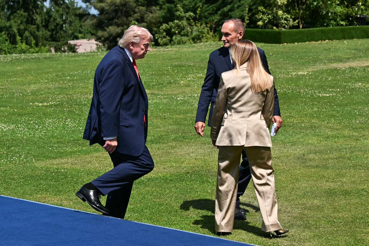 US President Donald Trump (L) and Italy's Prime Minister Giorgia Meloni (R) leave with Director of State Protocol and Diplomatic Events Frederic Billet after a family photograph during the G7 summit, in Evian, eastern France, on June 16, 2026. (AFP Photo)