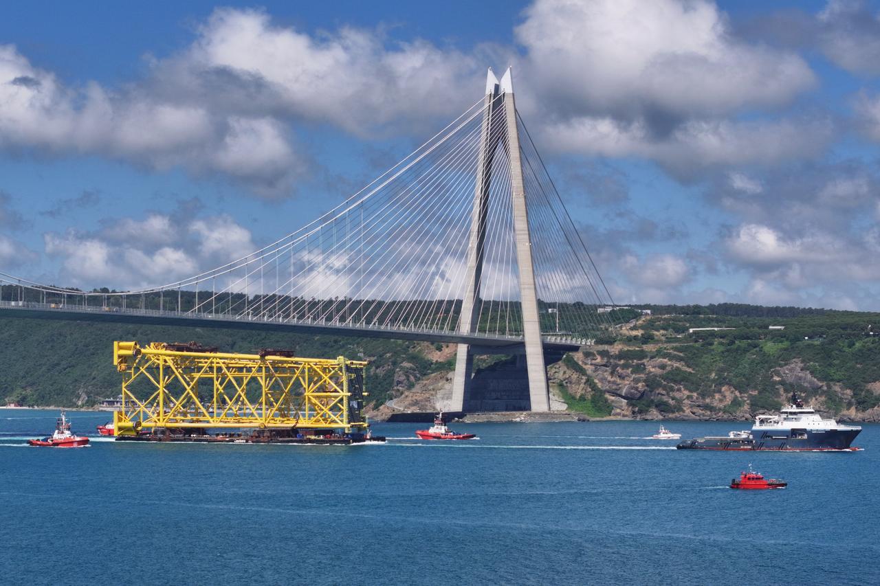 Pipeline platform Castro XI crosses Bosphorus for Romania gas project