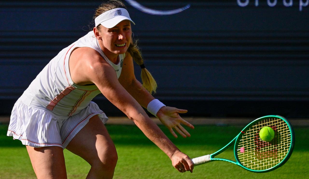 Russia's Ekaterina Alexandrova returns the ball to Berarus' Aryna Sabalenka during the women's singles round of 16 tennis match at the WTA 500 Berlin Tennis Open tournament in Berlin, June 17, 2026. (AFP Photo)