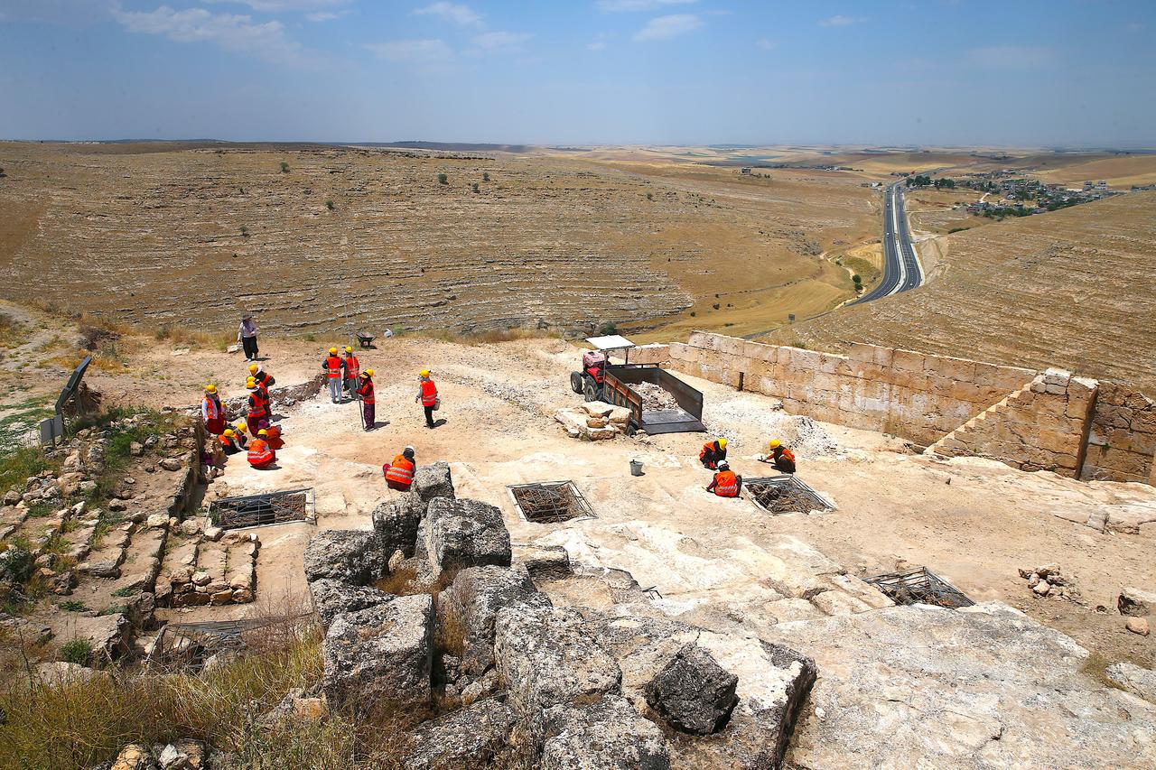 Excavation teams work at Zerzevan Castle, a Roman frontier garrison overlooking the plains of Diyarbakir in southeastern Türkiye. (AA Photo)