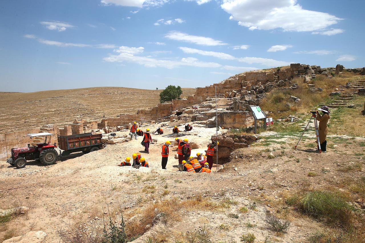 Excavation teams work at Zerzevan Castle, a Roman frontier garrison overlooking the plains of Diyarbakir in southeastern Türkiye. (AA Photo)