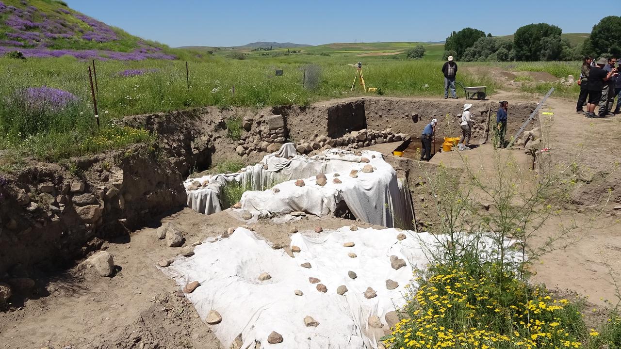 Archaeologists work at the Usakli Hoyuk excavation site in Yozgat, central Türkiye, where researchers are investigating ancient ritual areas linked to the Hittite period. (IHA Photo)
