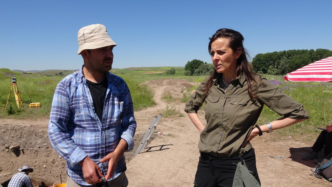 Valentina Orsi (right) speaks at the Usakli Hoyuk excavation site in Yozgat, central Türkiye, where researchers are studying rare ritual areas and archaeological layers from different periods. (IHA Photo)