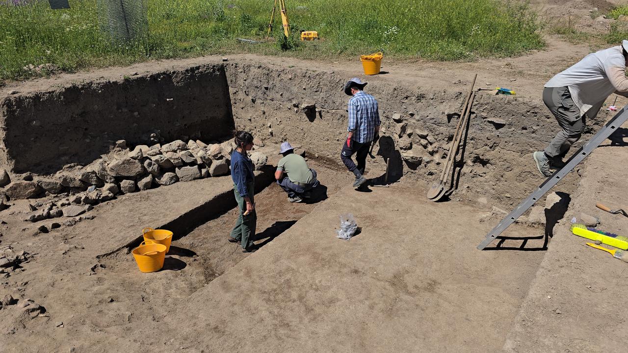 Archaeologists continue work at Usakli Hoyuk in Yozgat, central Türkiye, where ceramics, animal bones and other remains are being studied in connection with ancient ritual activity. (IHA Photo)