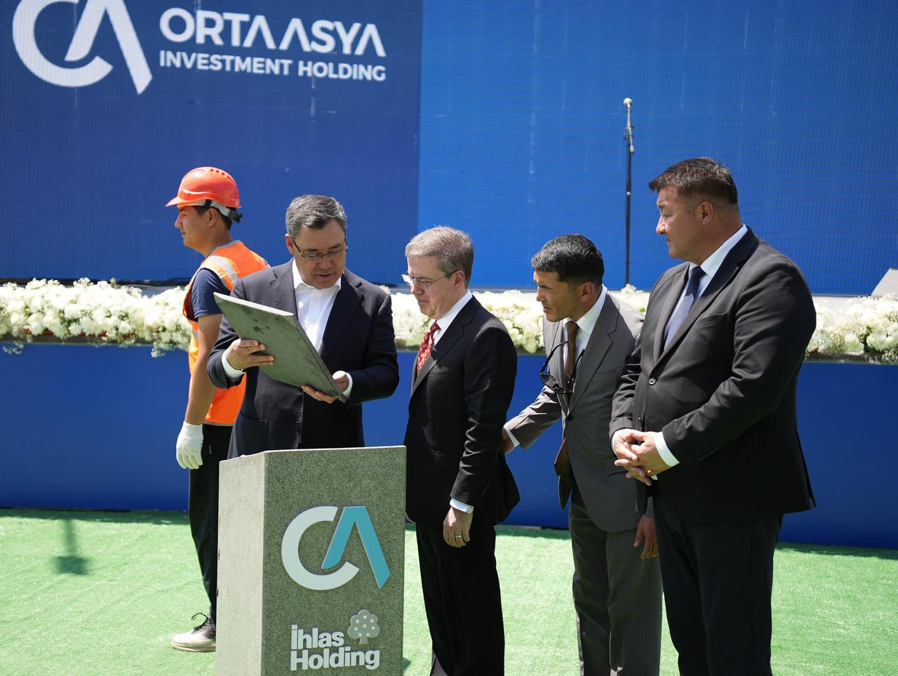 Kyrgyz President Sadyr Japarov (left), Ihlas Holding Chairman Ahmet Mucahid Oren (center) and Kyrgyz Energy Minister Altinbek Rysbekov (right) take part in the capsule placement ceremony for the Kazarman Hydropower Plant project in Kyrgyzstan June 25, 2026. (IHA Photo)