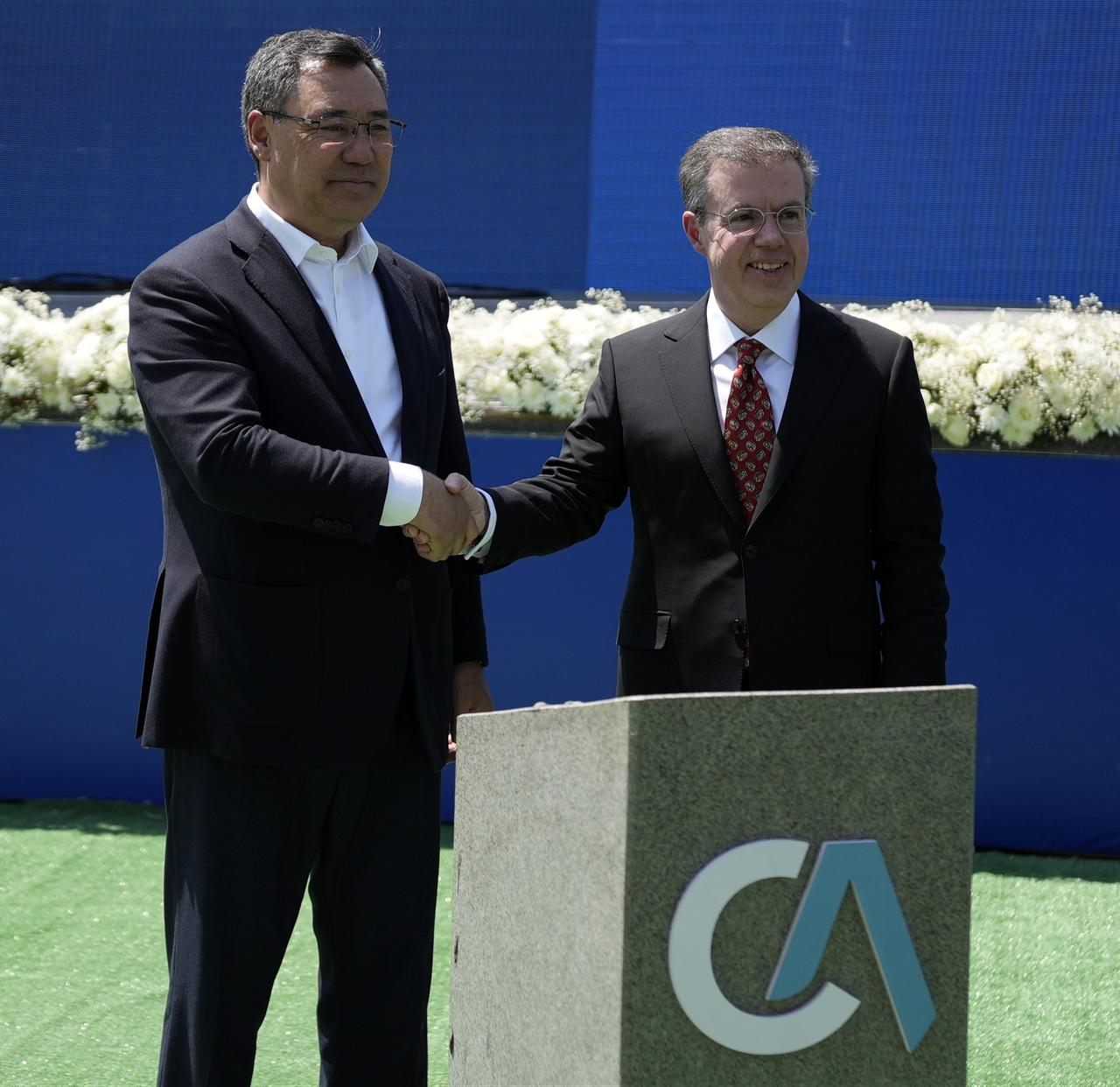 Kyrgyz President Sadyr Japarov (left) and Ihlas Holding Chairman Ahmet Mucahid Oren shake hands during the capsule placement ceremony for the Kazarman Hydropower Plant project in Kyrgyzstan, June 25, 2026. (IHA Photo)