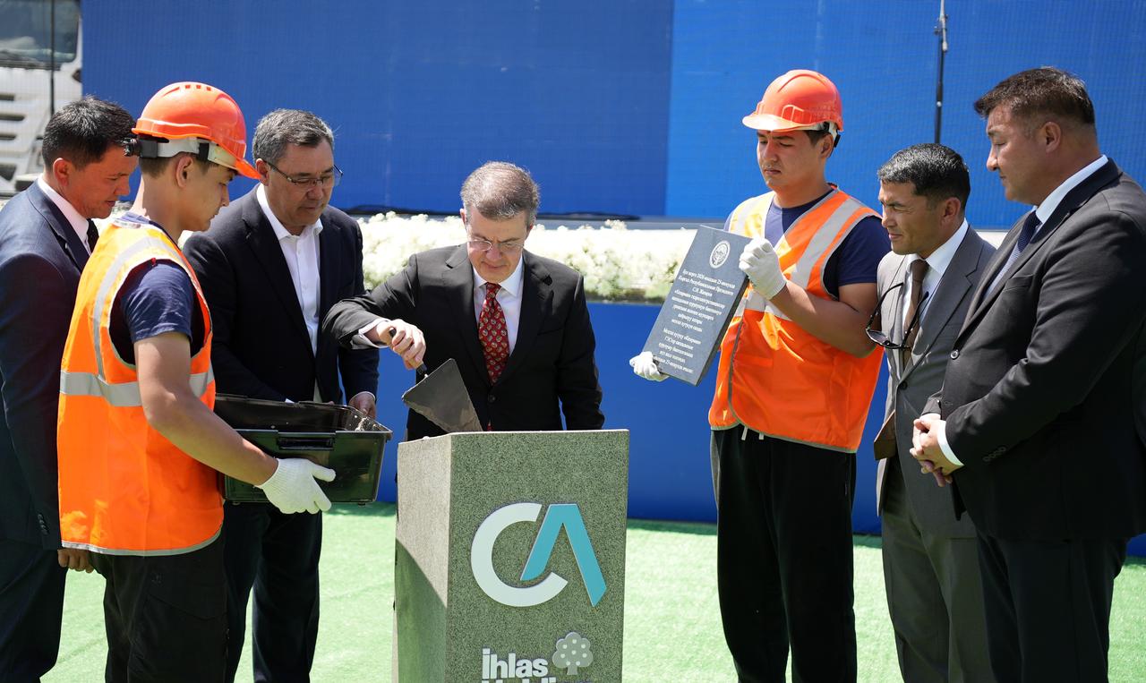 Ihlas Holding Chairman Ahmet Mucahid Oren (center) places the commemorative capsule during the groundbreaking ceremony for the Kazarman Hydropower Plant project alongside Kyrgyz President Sadyr Japarov (third from left) and Kyrgyz Energy Minister Altinbek Rysbekov (far right) in Kyrgyzstan, June 25, 2026. (IHA Photo)