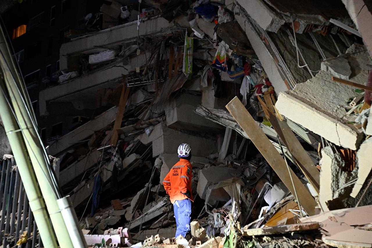 US 'immediately deploying' rescuers to Venezuela after major earthquakes