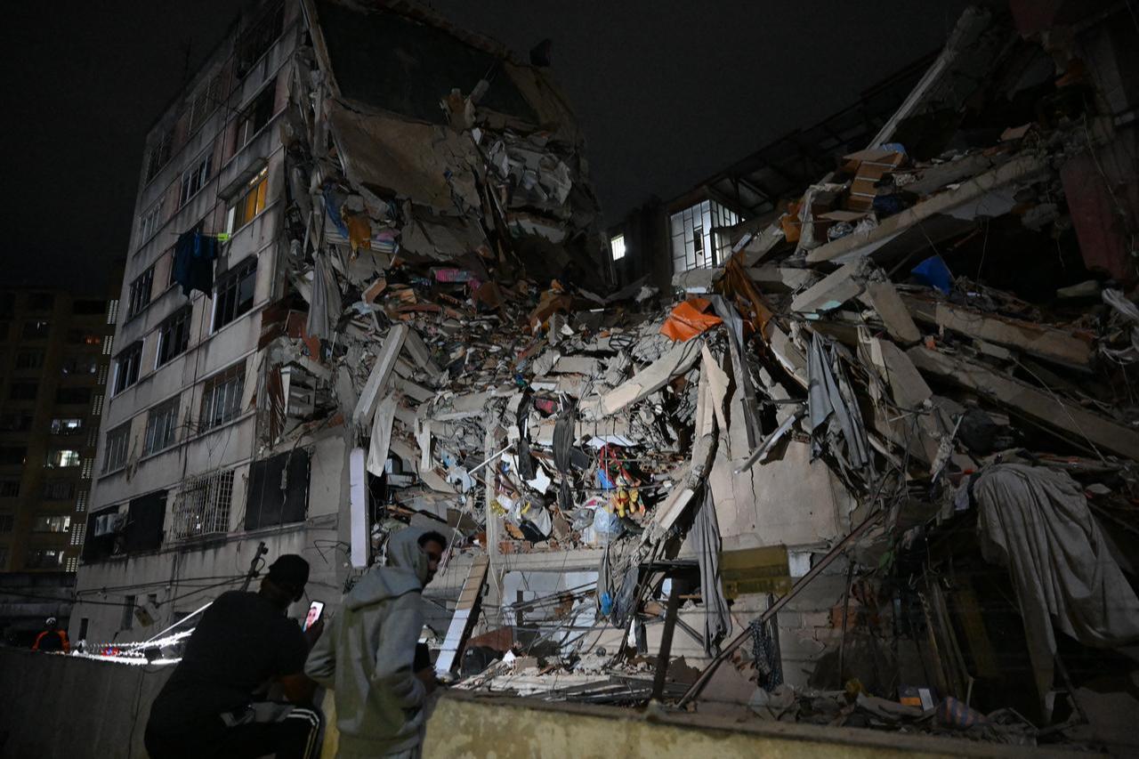 People look at a collapsed building in the Altamira neighbourhood following an earthquake in Caracas on June 24, 2026. (AFP Photo)