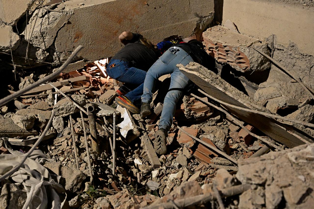 Rescue workers search through the rubble of a collapsed building in the Altamira neighbourhood following an earthquake in Caracas on June 24, 2026. (AFP Photo)