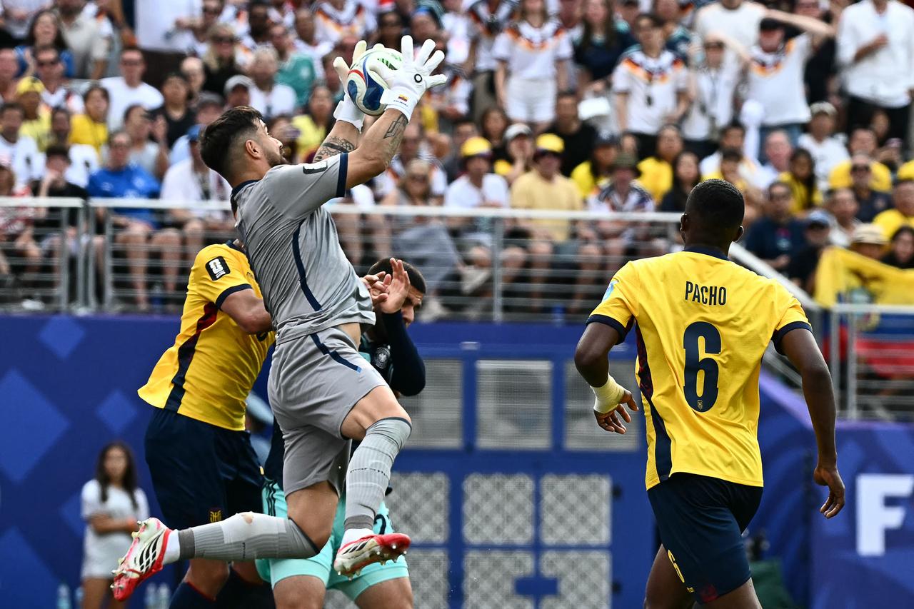 Ecuador's goalkeeper #01 Hernan Galindez makes a save during the 2026 World Cup Group E football match between Ecuador and Germany at the New York/New Jersey Stadium in East Rutherford on June 25, 2026. (AFP Photo)
