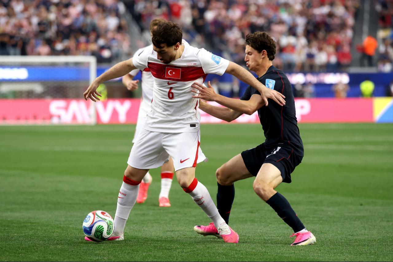Orkun Kokcu #6 of Turkiye is challenged by Brenden Aaronson #11 of the United States during the FIFA World Cup 2026 Group D match between Türkiye and USA at Los Angeles Stadium on June 25, 2026 in Inglewood, California. (AFP Photo)