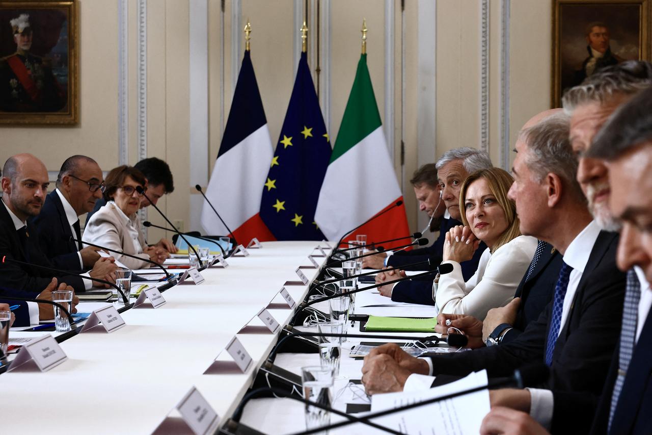 Italy's Prime Minister Giorgia Meloni (C-R) and France's President Emmanuel Macron (unseen) and members of their respective delegations attend an agreement signing ceremony as part of a Franco-Italian summit in Antibes, French Riviera, southern France on June 25, 2026. (AFP Photo)
