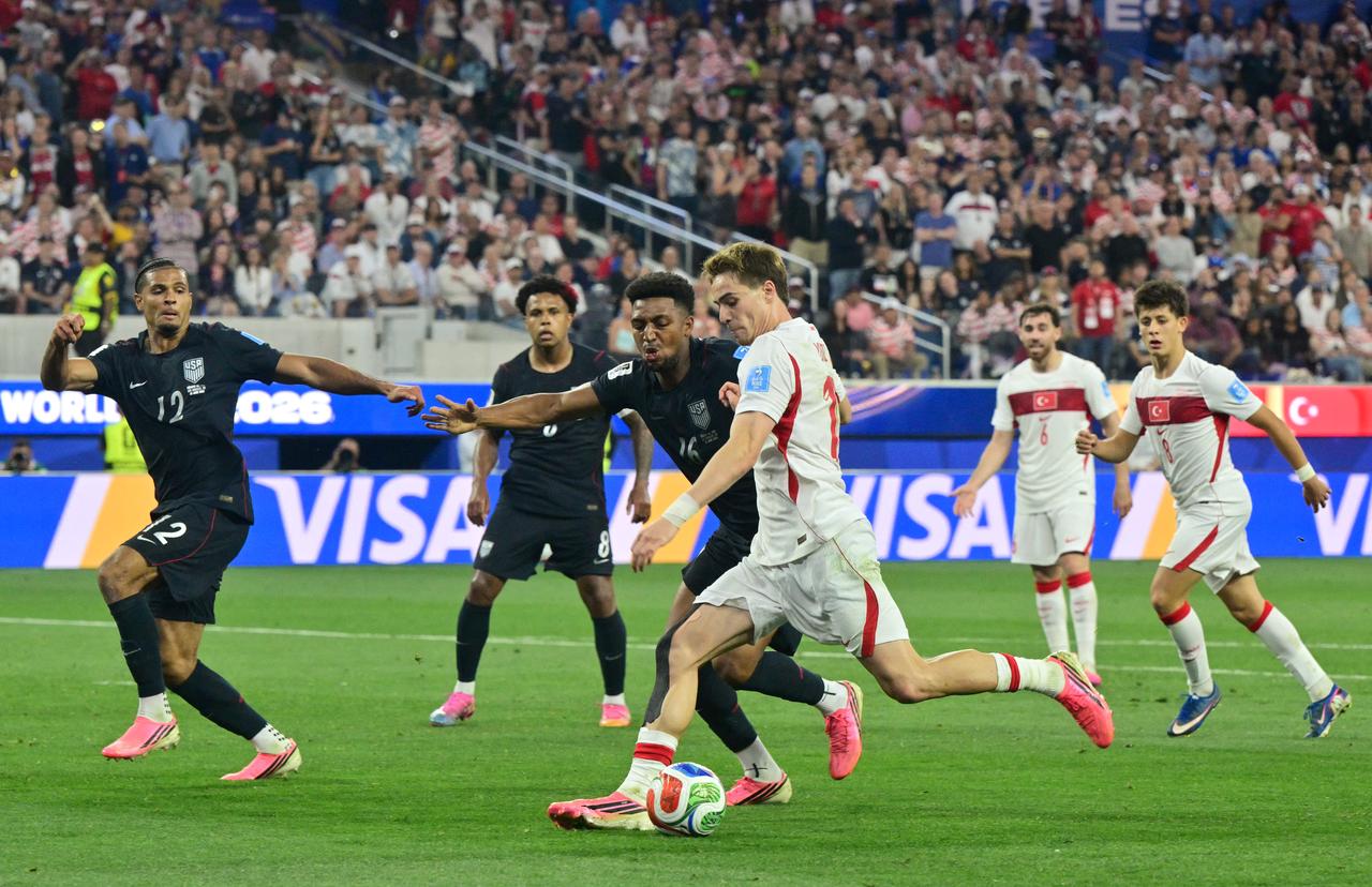 Türkiye's forward #11 Kenan Yildiz shoots past US defender #16 Alex Freeman during the 2026 World Cup Group D football match between Turkey and USA at the Los Angeles Stadium in Inglewood, June 25, 2026. (AFP Photo)