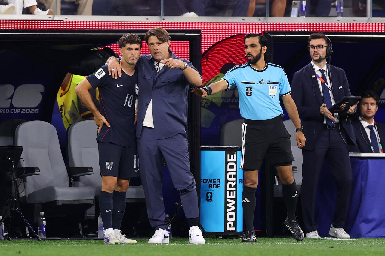 Mauricio Pochettino, head Coach of the United States, speaks to Christian Pulisic #10 of the United States during the FIFA World Cup 2026 Group D match between Türkiye and USA at Los Angeles Stadium in Inglewood, California, June 25, 2026. (AFP Photo)
