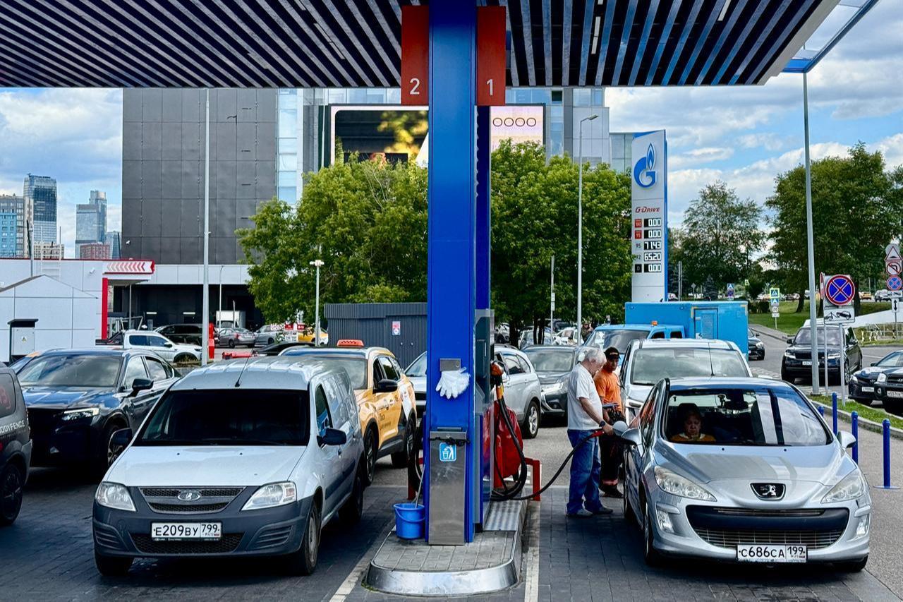 People refuel their cars at a Gazpromneft petrol station in Moscow on June 24, 2026. (AFP Photo)