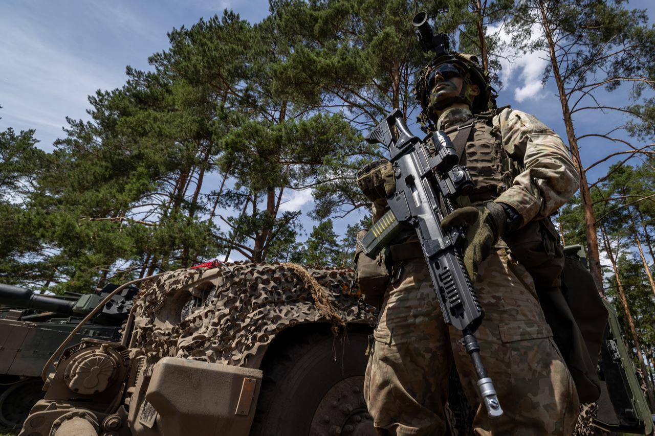 A Lithuanian soldier stands next to a Lithuanian Armed Forces US-made Oshkosh JLTV in the "Bursztynowy Obronca-26" military exercise, north-eastern Poland, June 24, 2026. (AFP Photo)