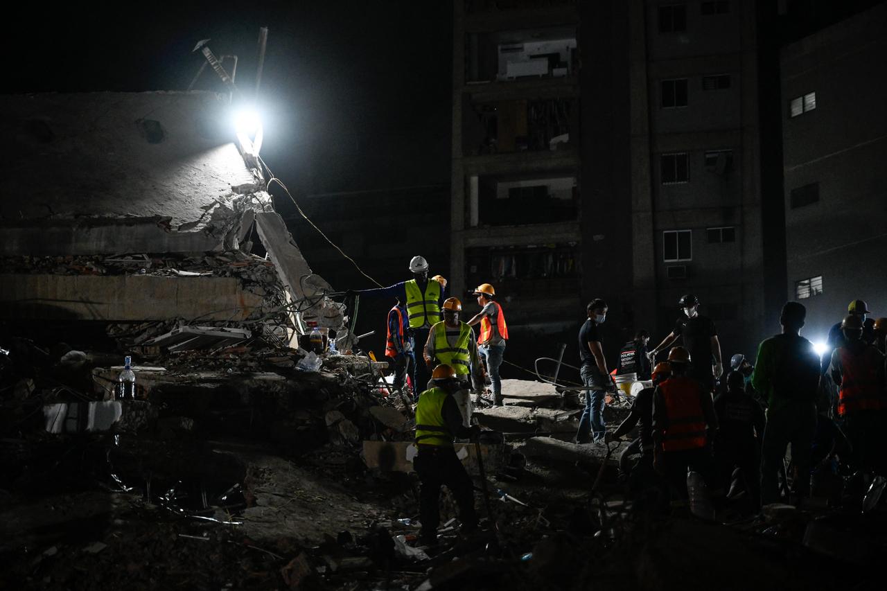 Rescue workers and volunteers search for possible victims in a collapsed building following twin earthquakes in Caraballeda, La Guaira state, some 40 km northeast of Caracas, June 25, 2026. (AFP Photo)